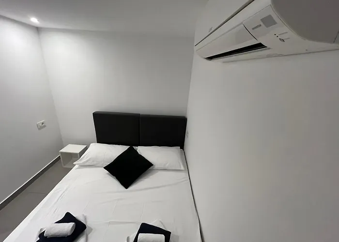 X Boutique Marinac Studio Apartments & Rooms